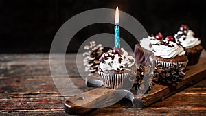 Schwarzwald Geburtstag Hintergrund GruÃÅ¸karte Postkarte - SchwarzwÃÂ¤lder Kirschtorten Cupcakes / Muffins mit Kerze und dekorativen photo